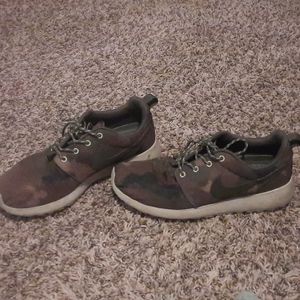 Super cute cameo tennis shoes